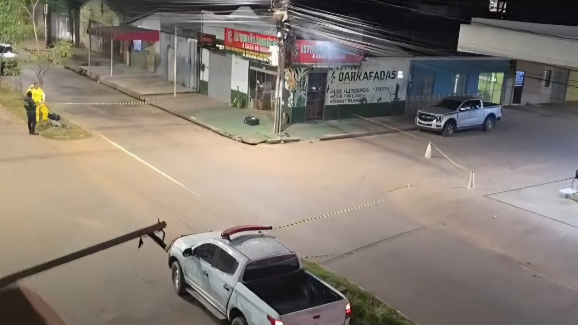 Enxame de abelhas causa interdição de comércio em avenida e mobiliza equipes