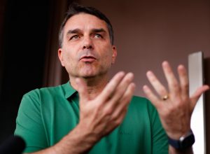 Flávio Bolsonaro sob escrutínio por pagamentos e enfrenta dificuldades em alianças políticas