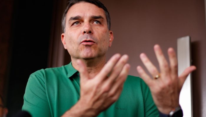 Flávio Bolsonaro sob escrutínio por pagamentos e enfrenta dificuldades em alianças políticas