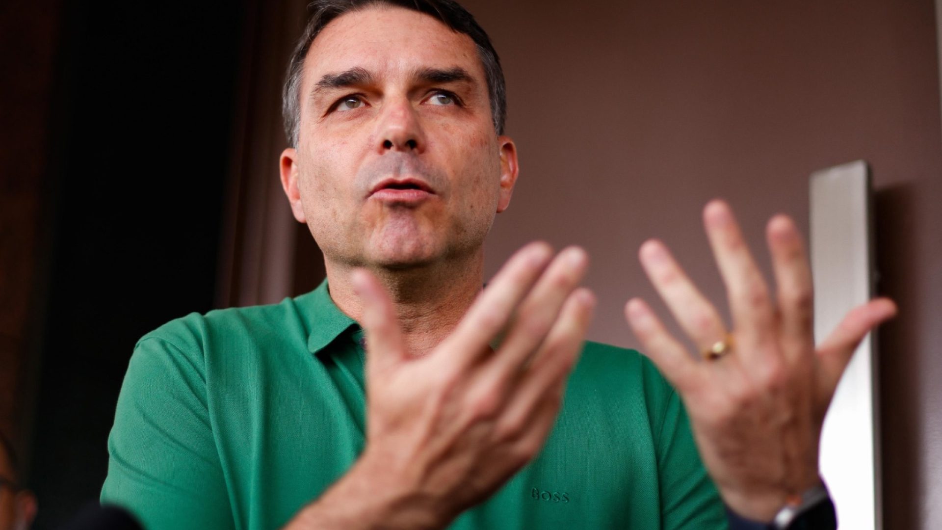 Flávio Bolsonaro sob escrutínio por pagamentos e enfrenta dificuldades em alianças políticas