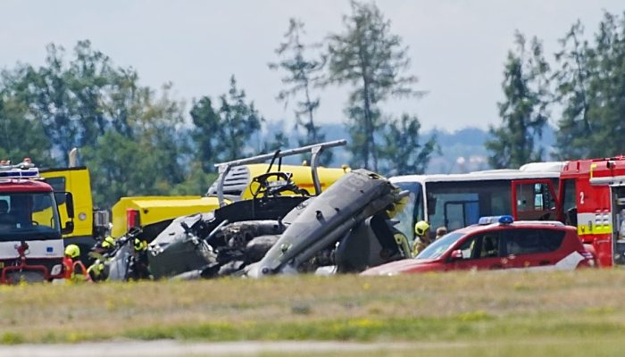Helicóptero militar cai em base na Chéquia, deixando um morto e quatro feridos