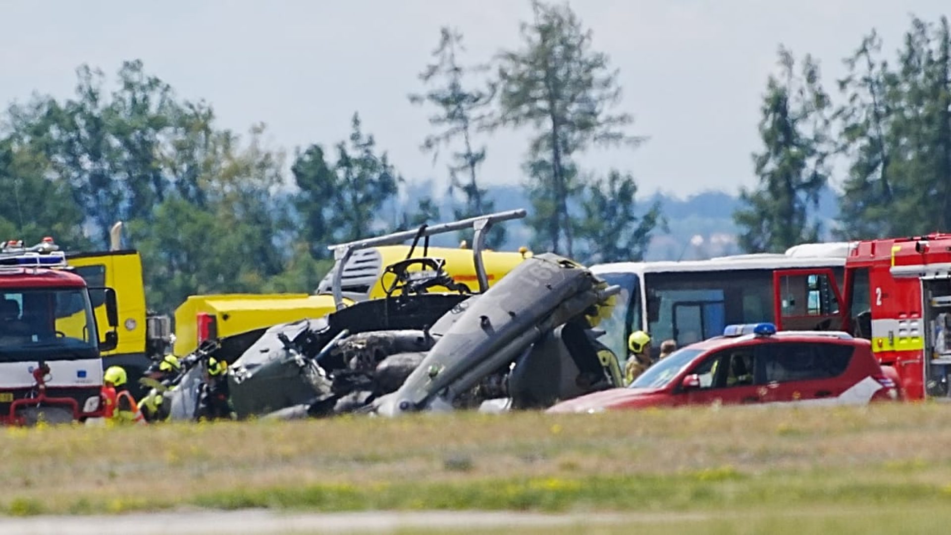Helicóptero militar cai em base na Chéquia, deixando um morto e quatro feridos