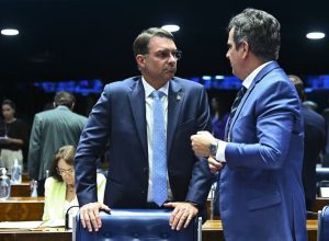 Flávio Bolsonaro intensifica busca por aliança política com PP e Republicanos