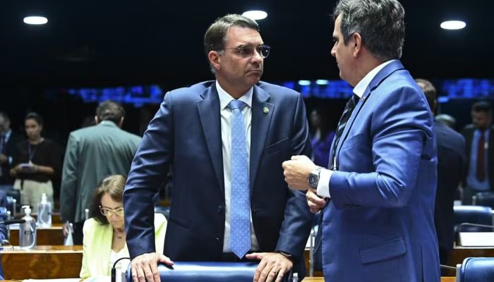 Flávio Bolsonaro intensifica busca por aliança política com PP e Republicanos