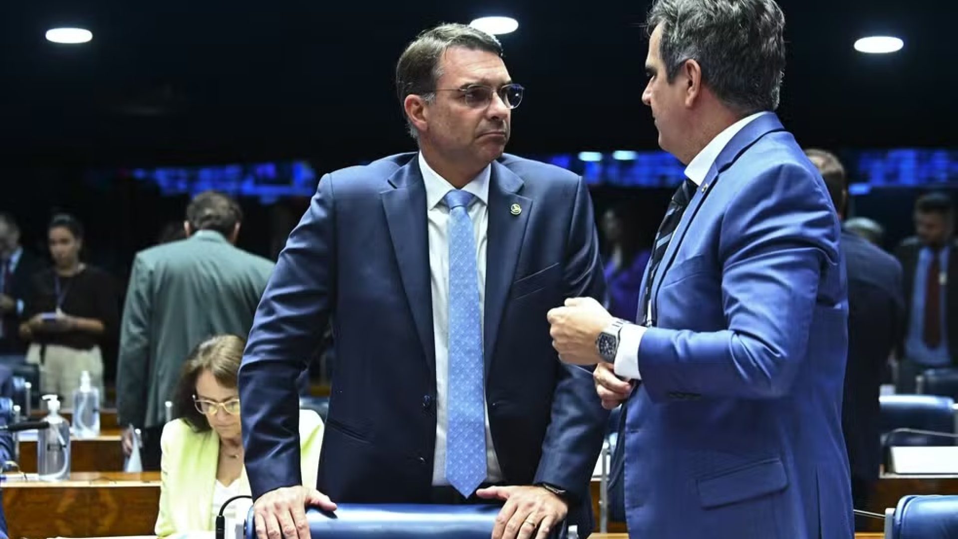 Flávio Bolsonaro intensifica busca por aliança política com PP e Republicanos