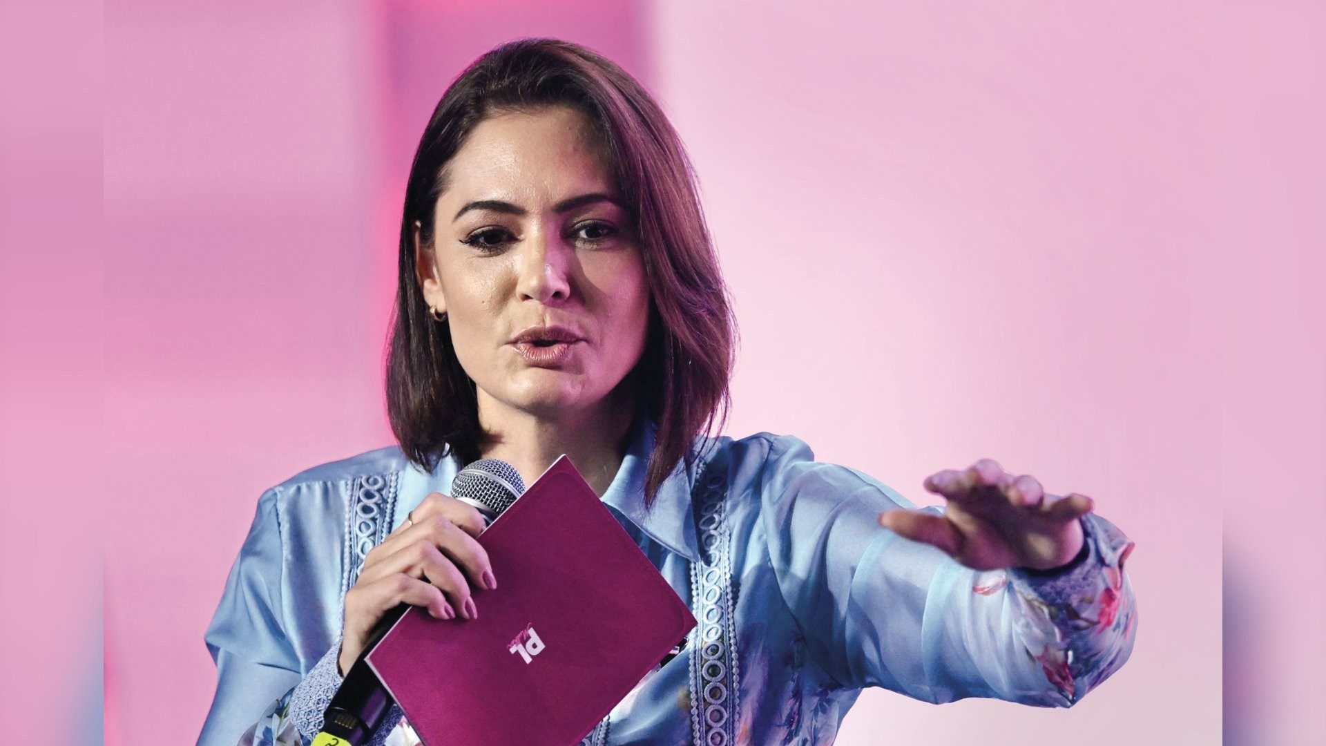 Vídeo de Michelle Bolsonaro aceitando desculpas de Flávio revela negociação política