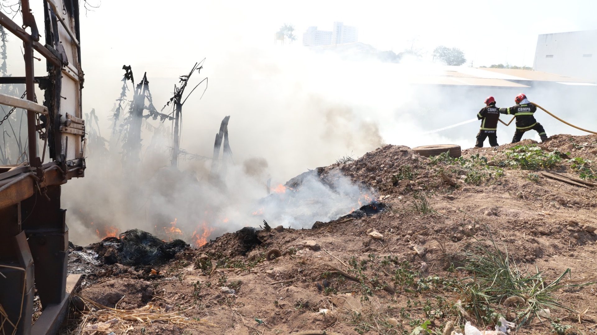 Incêndio com pneus amplia fumaça e mobiliza bombeiros em área de difícil acesso