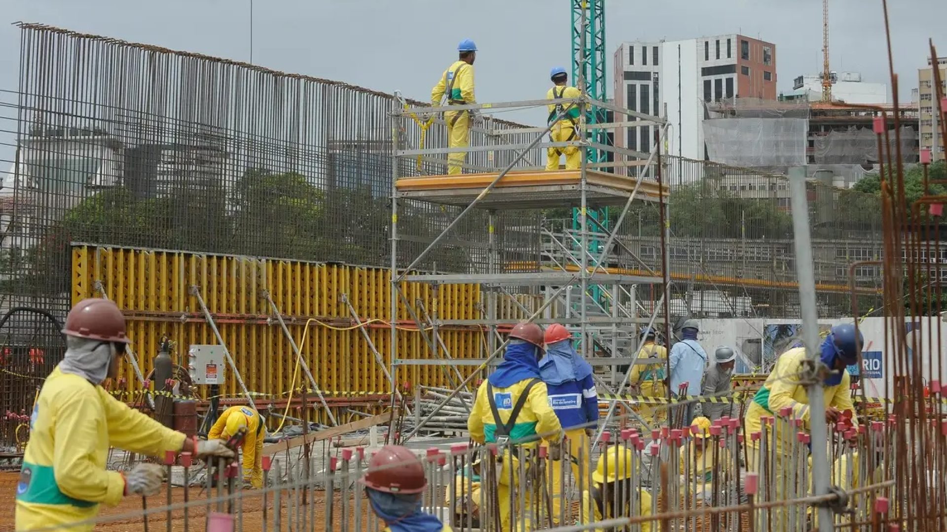 Infraestrutura impulsiona criação de empregos na construção civil em semestre de alta