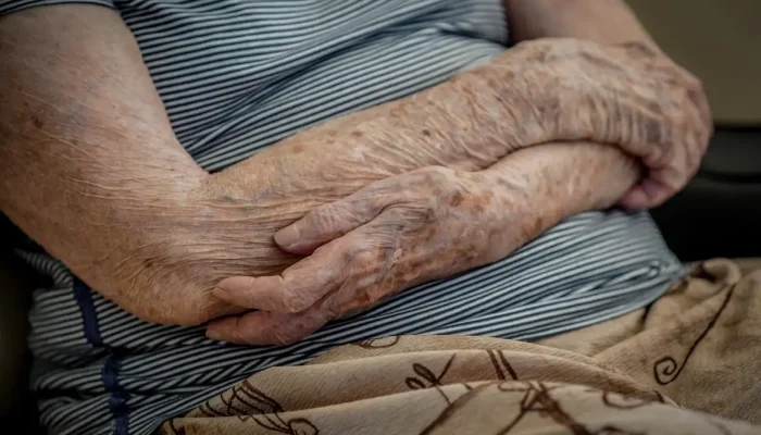 Insegurança alimentar entre idosos recua em 300 mil lares no país