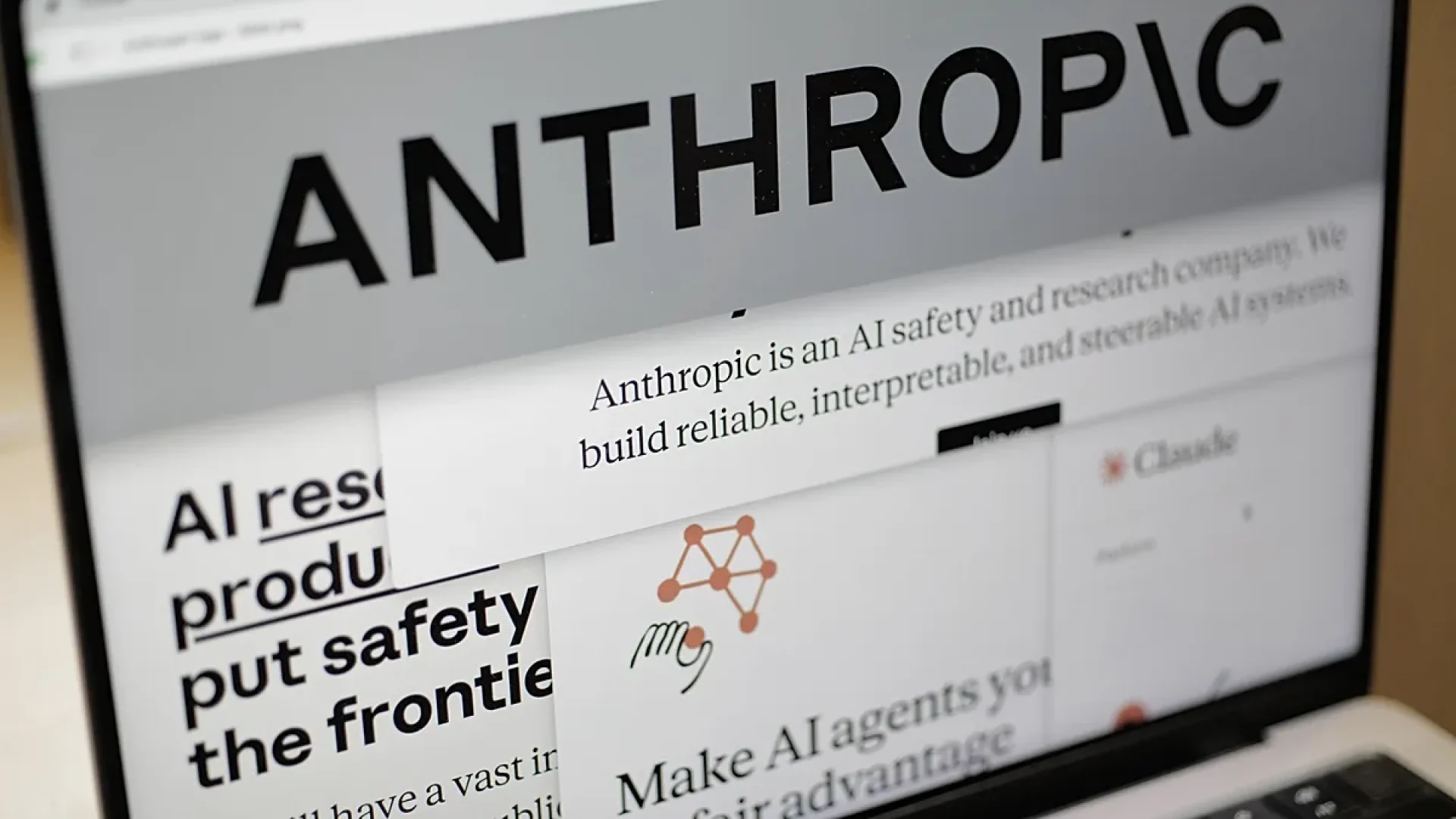 Inteligência artificial da Anthropic é utilizada em ciberataques contra grupos na França