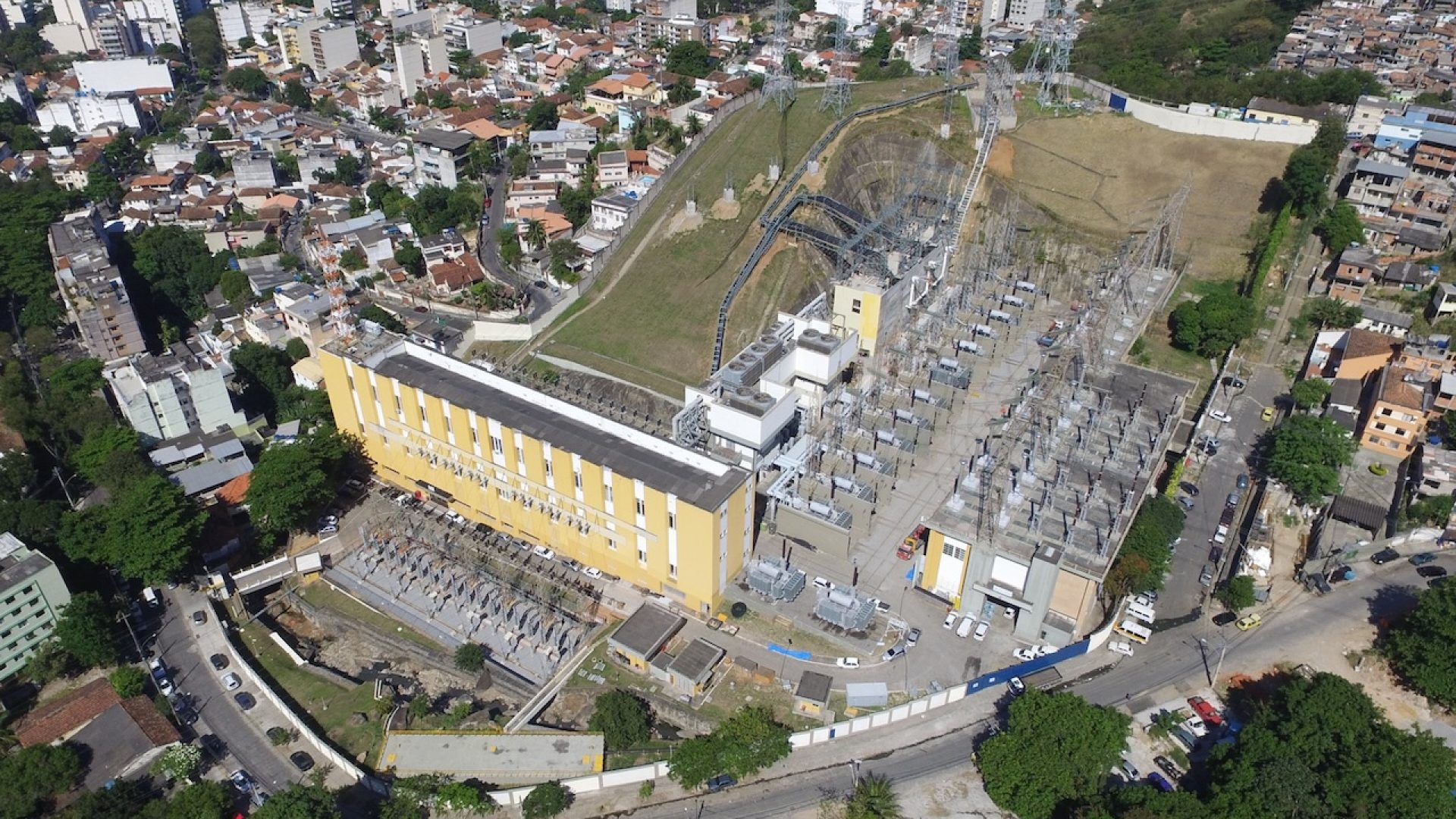 Interrupção de energia atinge capital fluminense após ventos fortes afetarem subestação