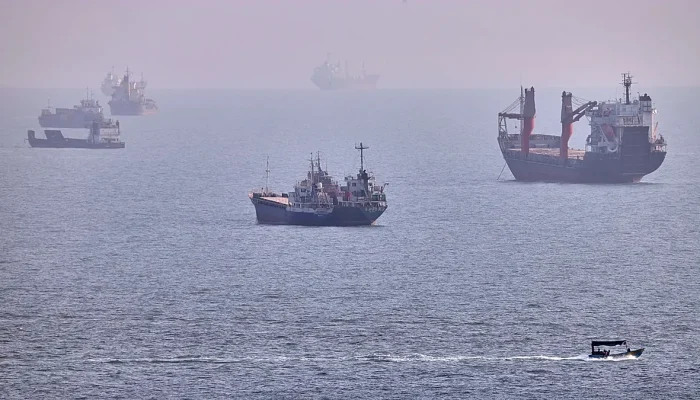 Irão e Omã negociam exclusão de navios militares do estreito de Ormuz