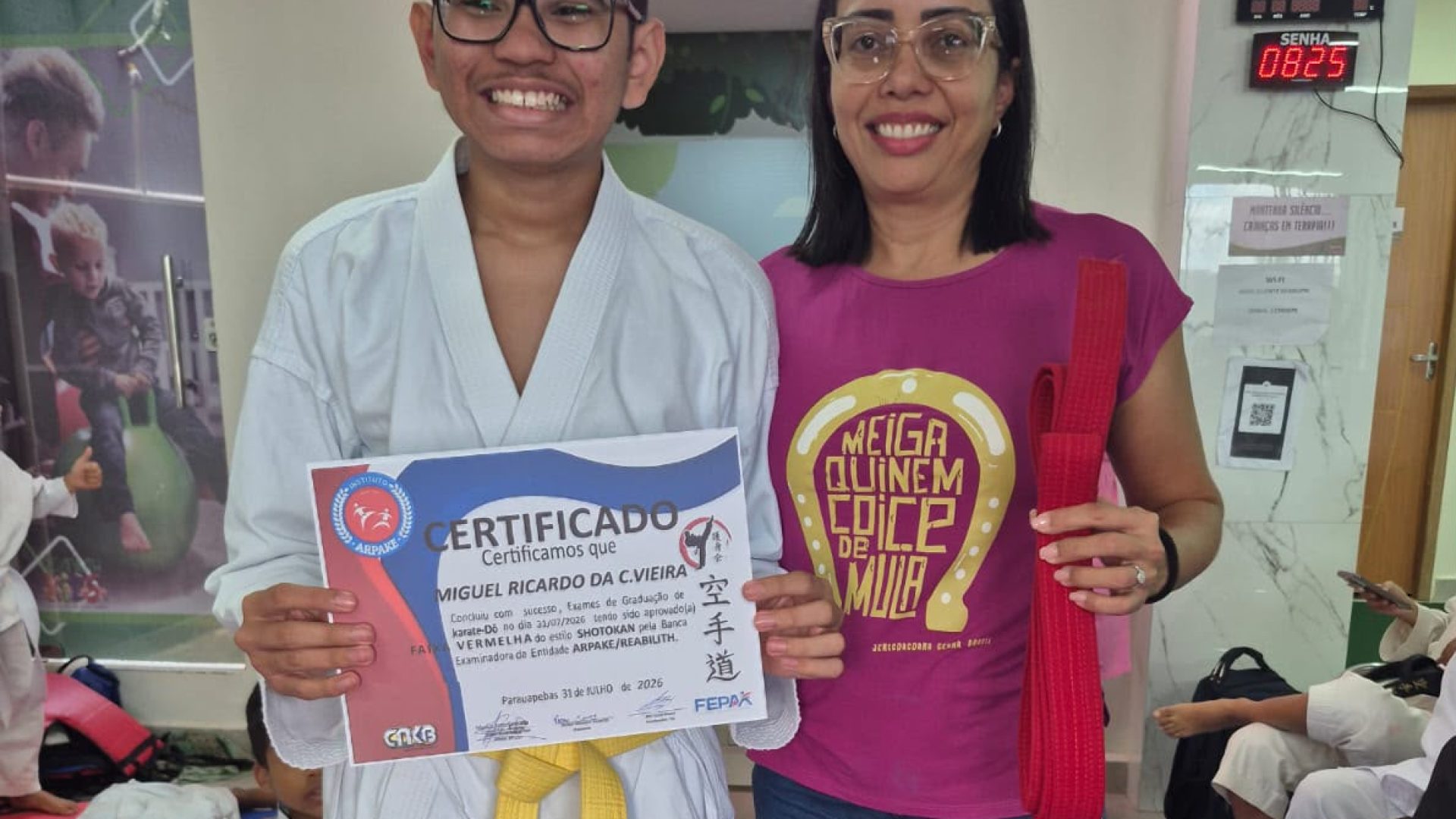 Karatê inclusivo: jovens com neurodesenvolvimento celebram avanço em exame de faixa