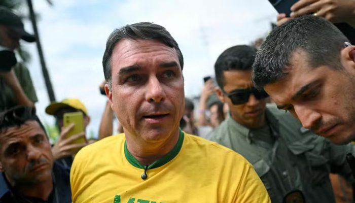 Lançamento de Flávio Bolsonaro no Rio marca ausências notáveis e defesa de pautas-chave