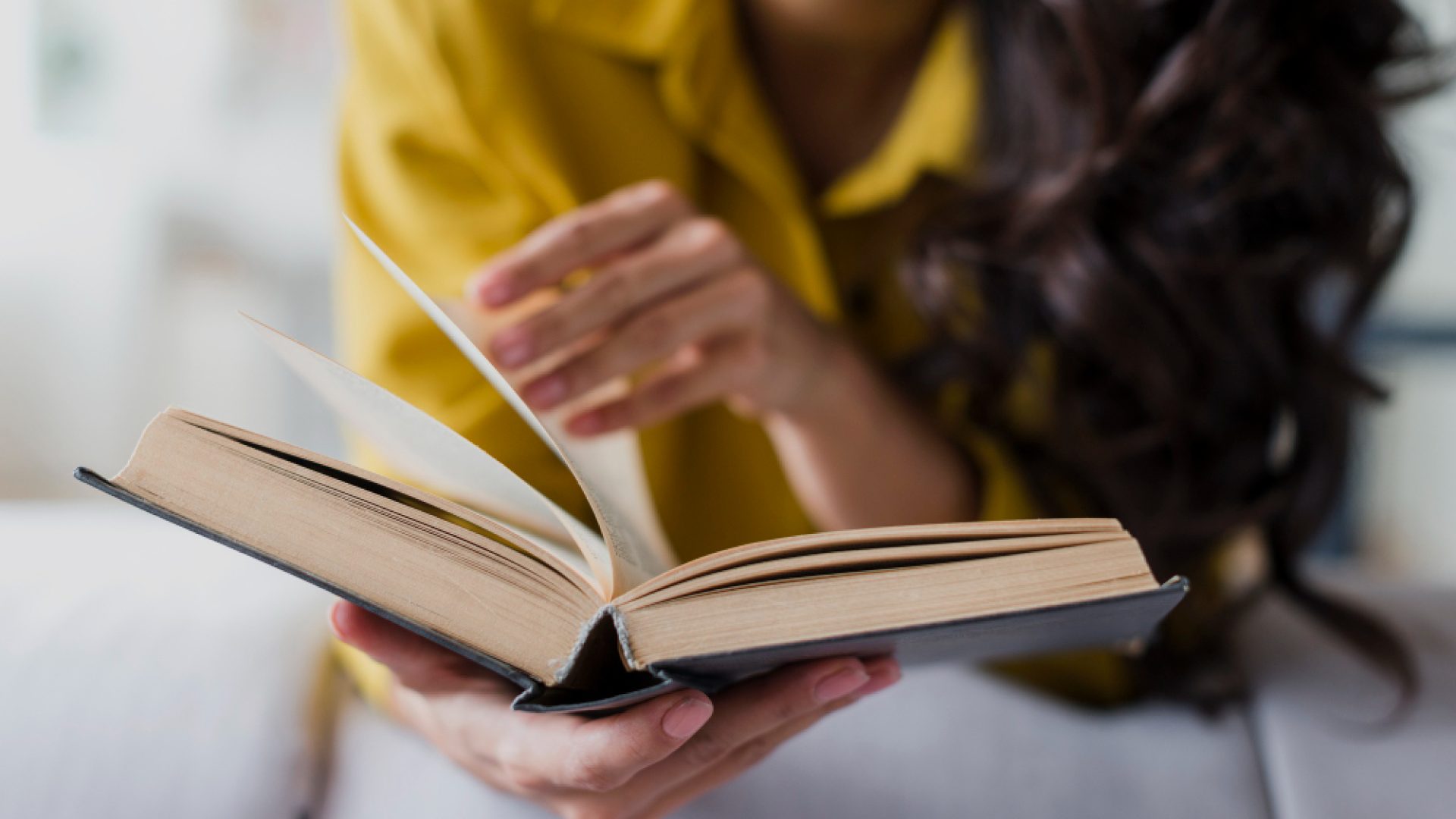 Livro impresso se mantém como favorito entre brasileiros, aponta estudo sobre hábitos de leitura