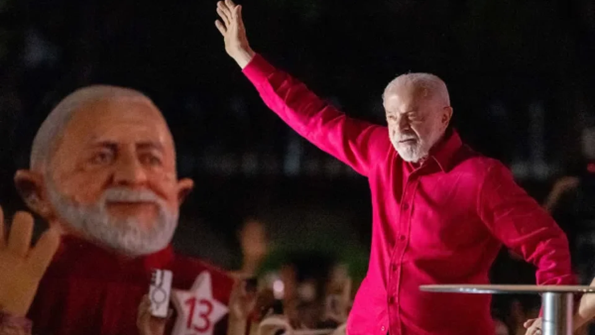 Lula critica 'político vira-lata' e acusa Eduardo Bolsonaro de traição à pátria