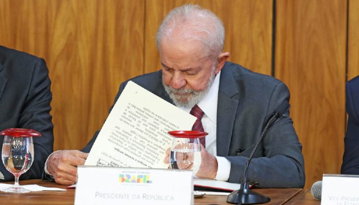Lula sanciona lei da gasolina para mitigar choques energéticos e impulsionar setores