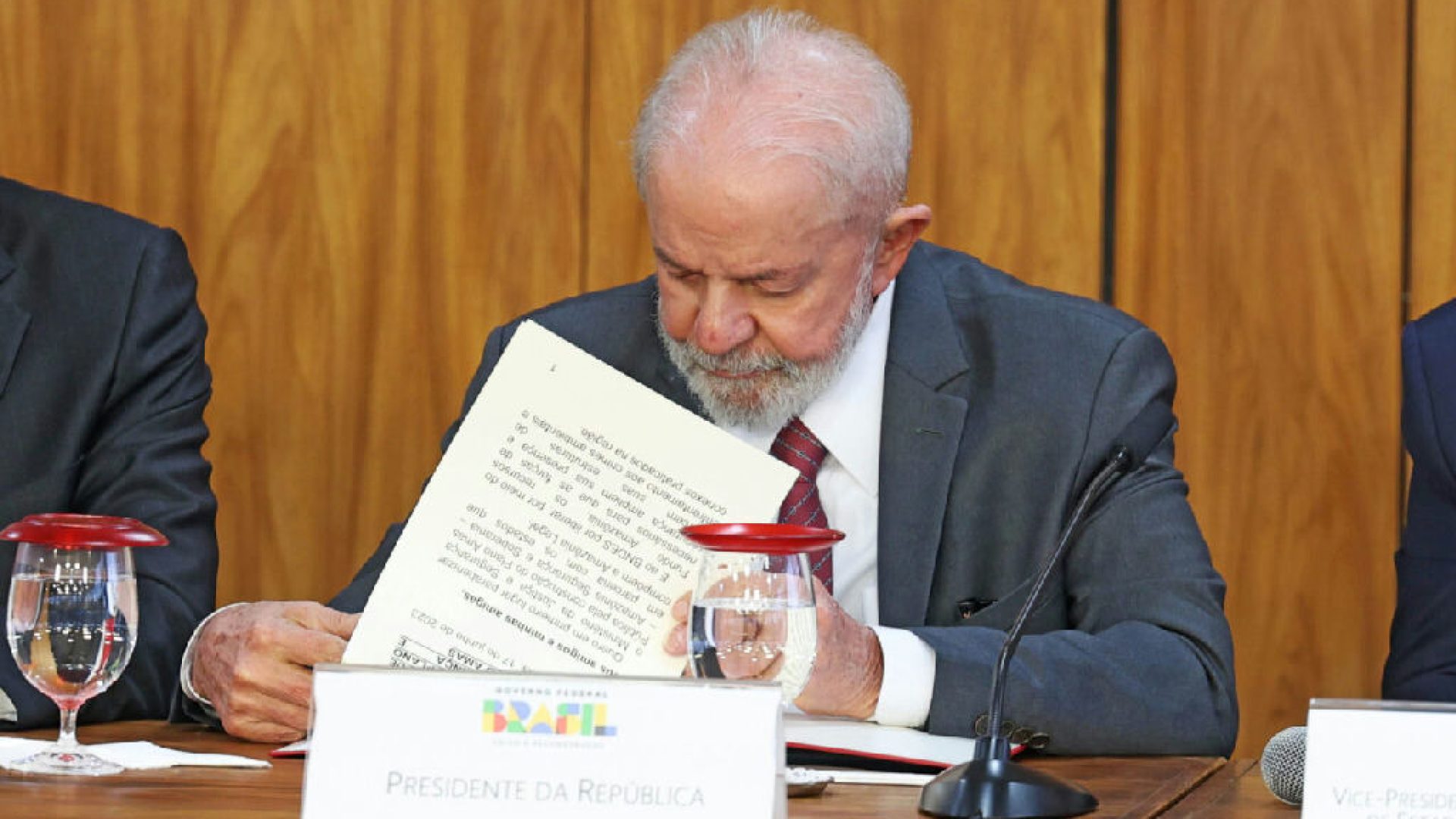 Lula sanciona lei da gasolina para mitigar choques energéticos e impulsionar setores