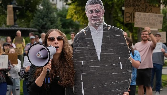 Manifestantes na Ucrânia contestam apelo de Fedorov por eleições durante o conflito