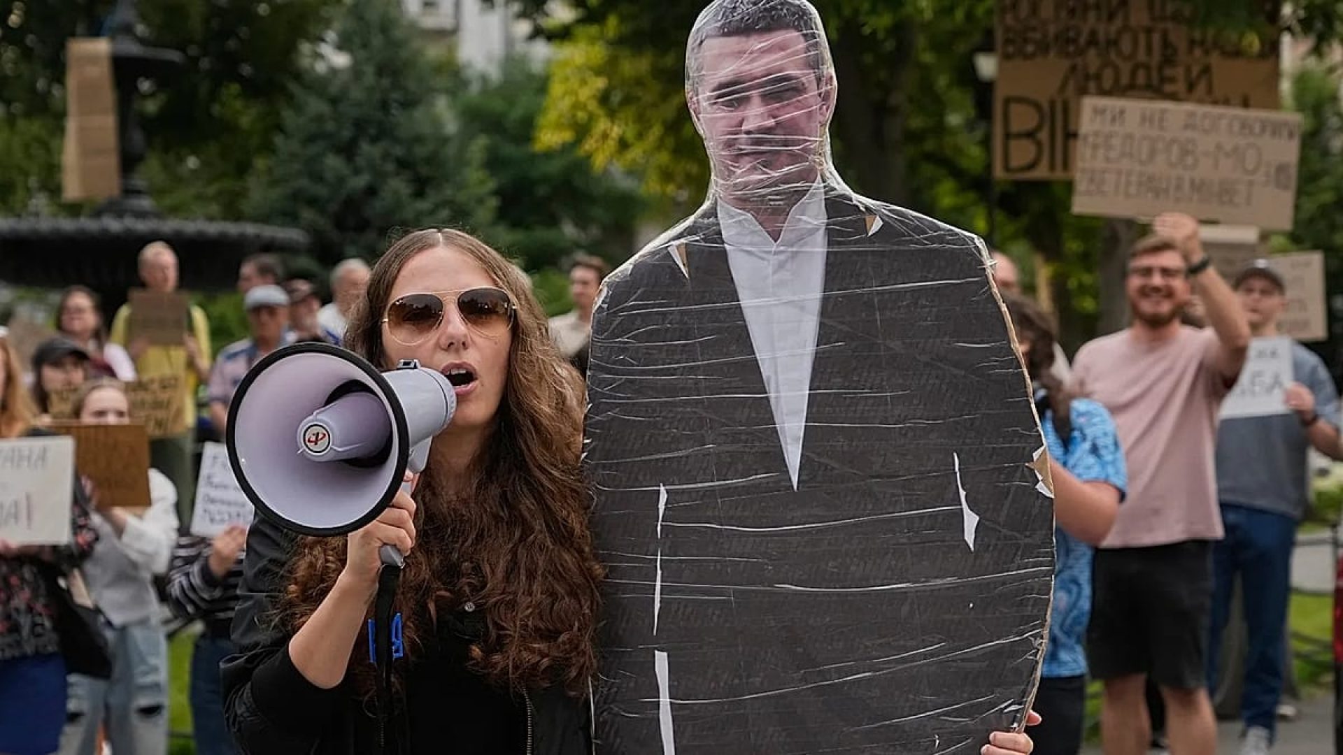 Manifestantes na Ucrânia contestam apelo de Fedorov por eleições durante o conflito