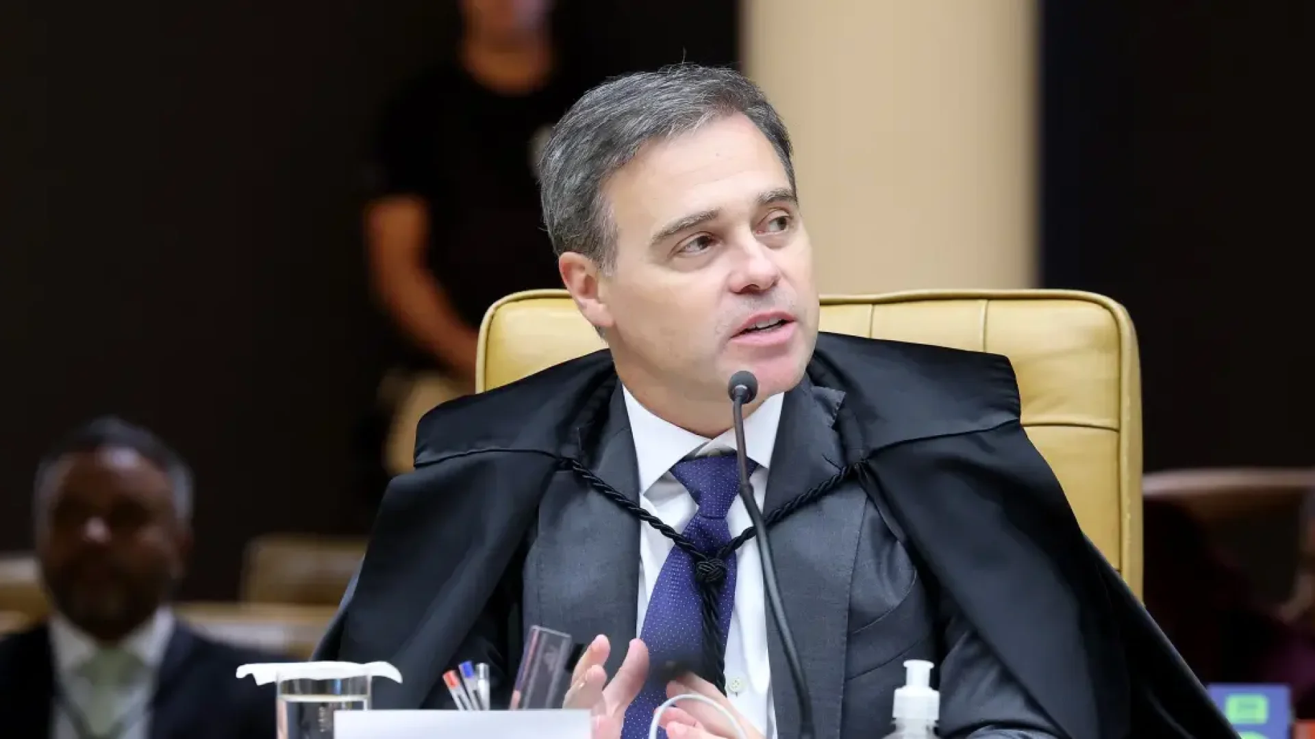 Ministro Mendonça alerta para risco de tumulto em julgamento do STF sobre dados de celular