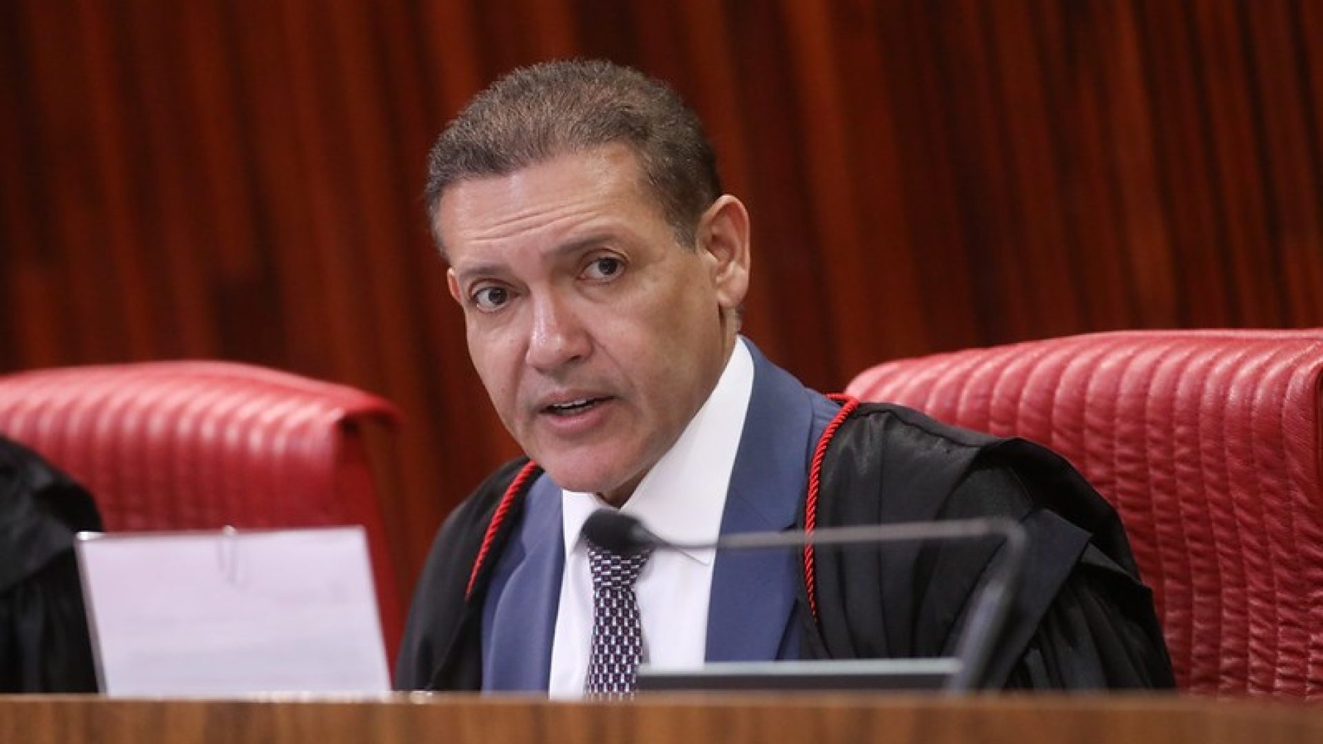 Nunes Marques ordena retorno de Flávio Bolsonaro ao PL e abre investigação na PF