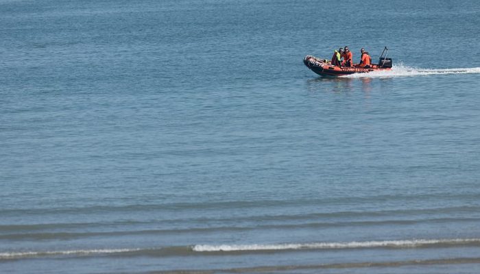 Operação conjunta resgata 173 pessoas no Canal da Mancha após incêndio em embarcação