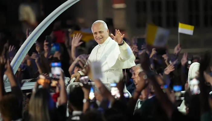 Papa Leão XIV emociona fiéis em Paris e inicia peregrinação em Lourdes