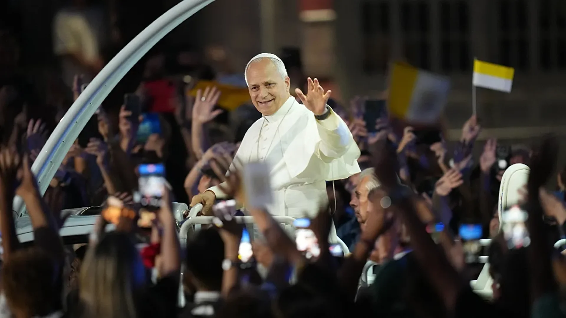 Papa Leão XIV emociona fiéis em Paris e inicia peregrinação em Lourdes