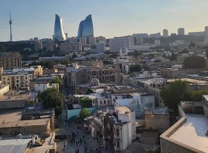 Paris e Baku iniciam normalização de relações após perdão a cidadão francês