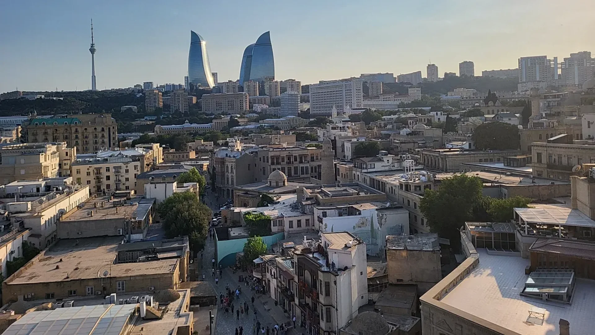Paris e Baku iniciam normalização de relações após perdão a cidadão francês
