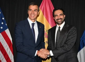 Pedro Sánchez e Zohran Mamdani defendem em Nova York modelo econômico focado no bem-estar social
