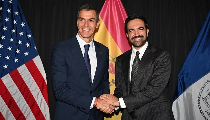 Pedro Sánchez e Zohran Mamdani defendem em Nova York modelo econômico focado no bem-estar social