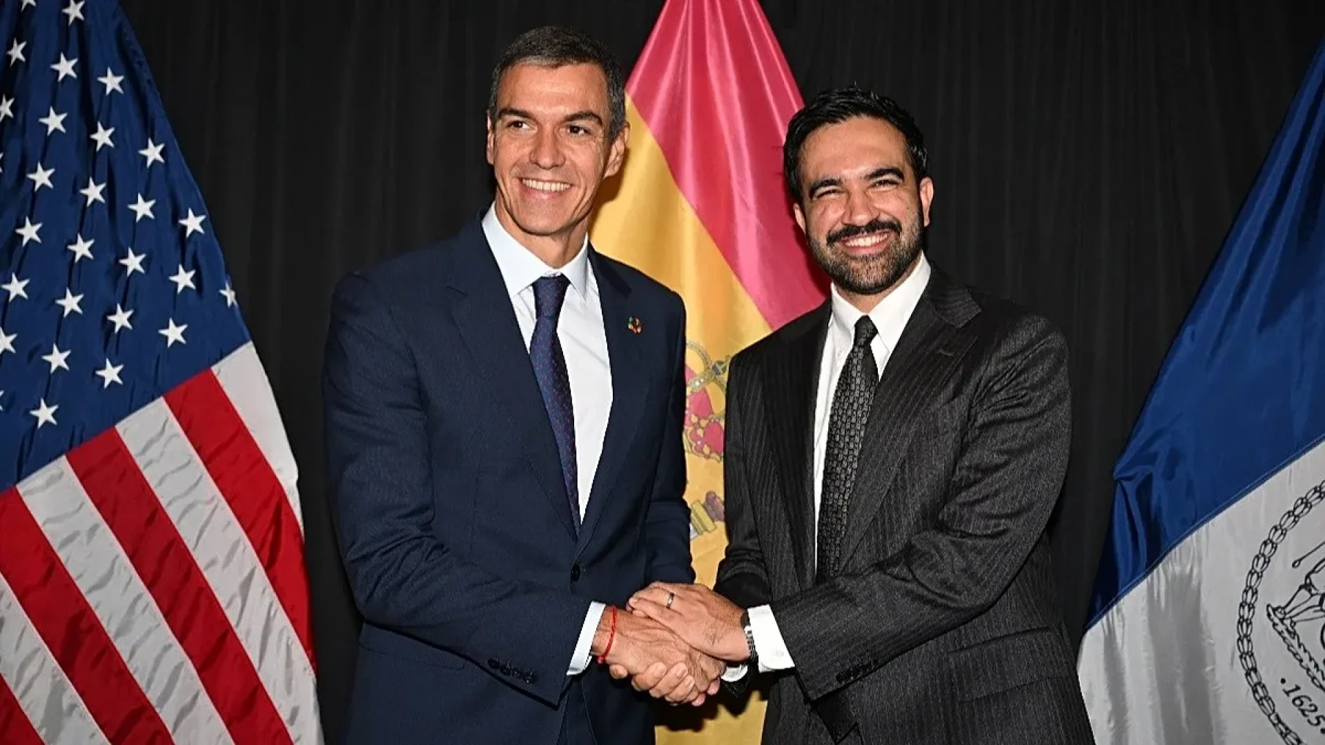 Pedro Sánchez e Zohran Mamdani defendem em Nova York modelo econômico focado no bem-estar social