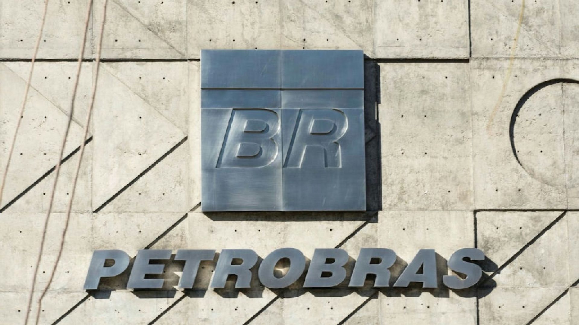 Petrobras reajusta preço da gasolina em R$ 0,19 após mudanças tributárias