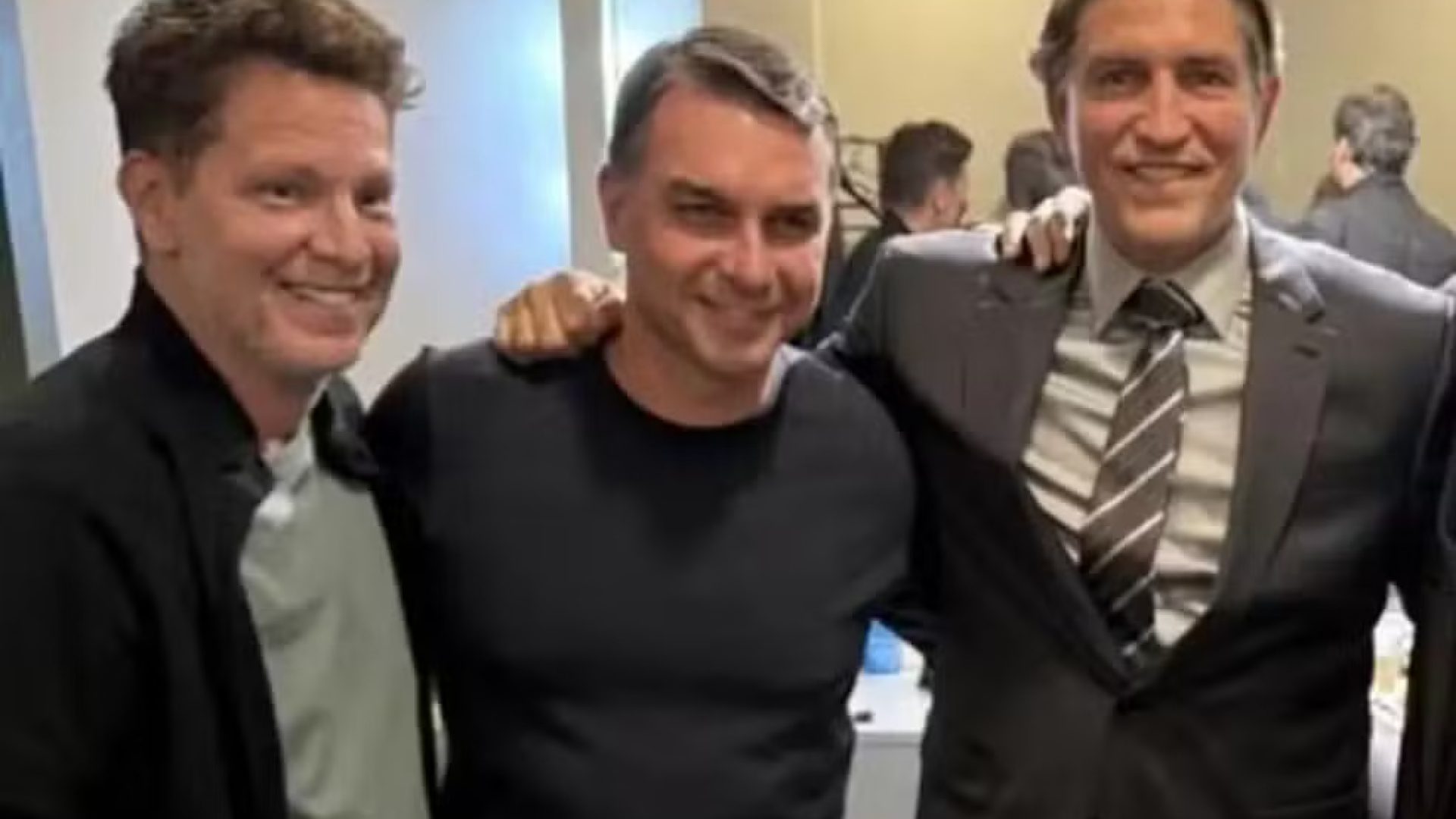 PF investiga repasse milionário de ex-marqueteiro de Flávio Bolsonaro para filme sobre ex-presidente