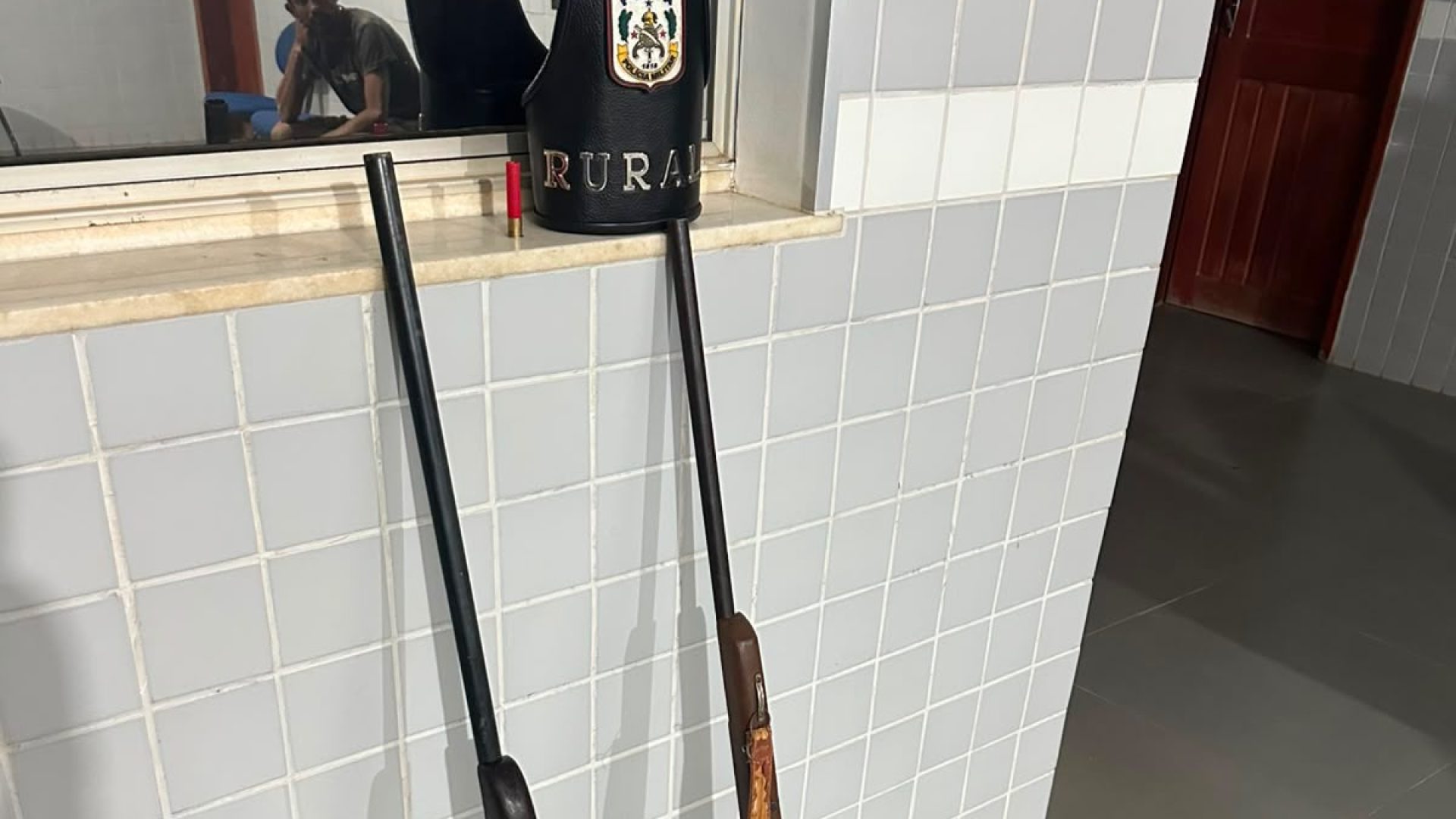 Polícia Militar detém homem por ameaça com arma de fogo em área rural