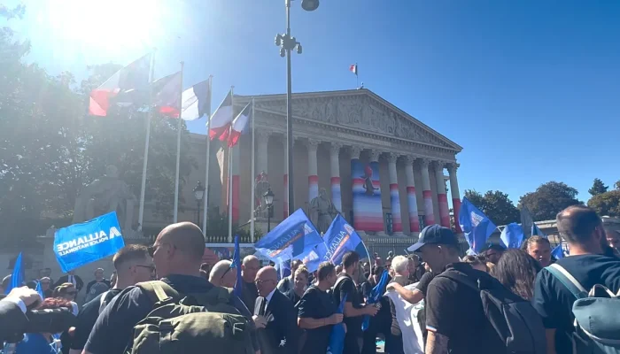 Policiais franceses ocupam ruas de Paris em protesto por melhores salários e recursos