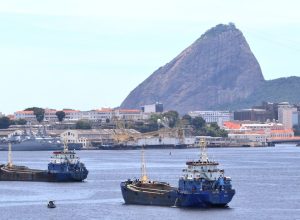 Poluição ambiental: empresas de reparo naval são denunciadas por crimes na Baía de Guanabara