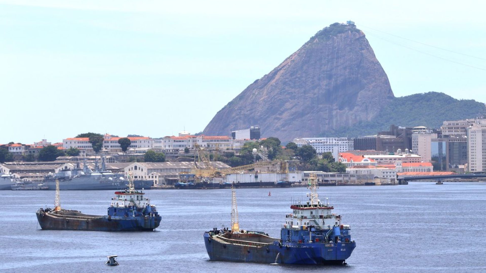 Poluição ambiental: empresas de reparo naval são denunciadas por crimes na Baía de Guanabara