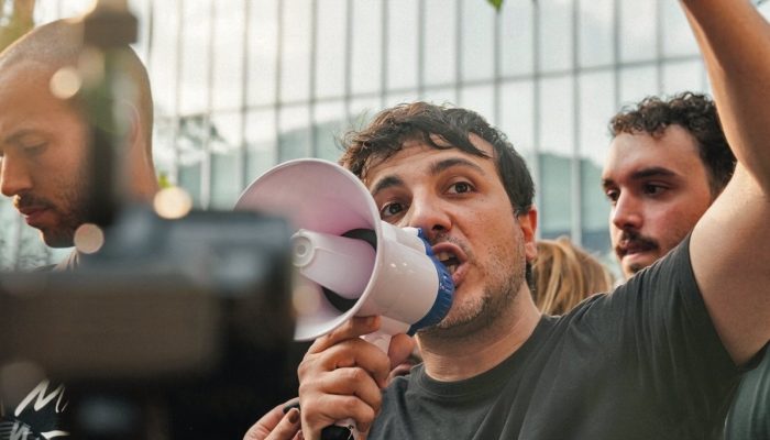 Pré-candidato Renan Santos desafia Flávio Bolsonaro para debate com regras definidas