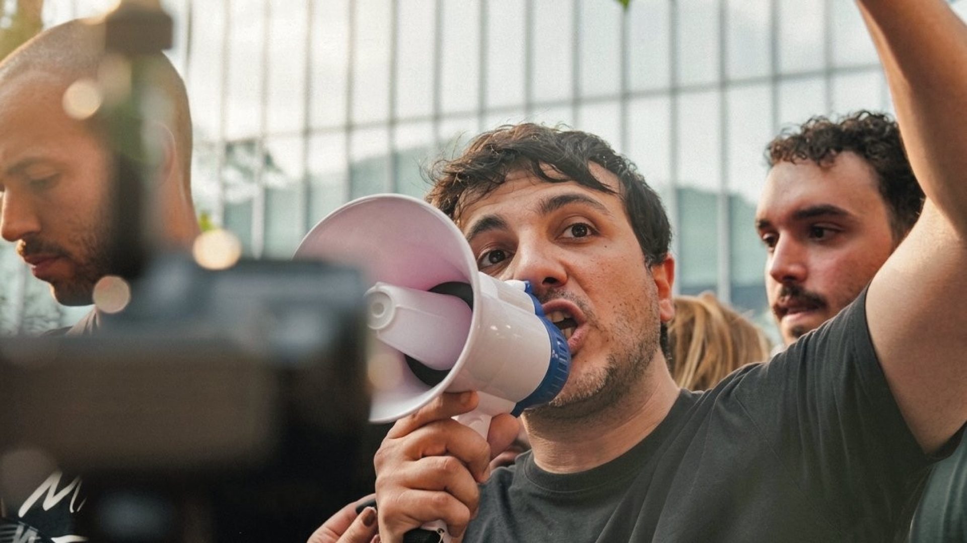 Pré-candidato Renan Santos desafia Flávio Bolsonaro para debate com regras definidas