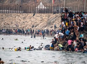 Presidente de Ceuta classifica crise migratória como invasão e exige deportações
