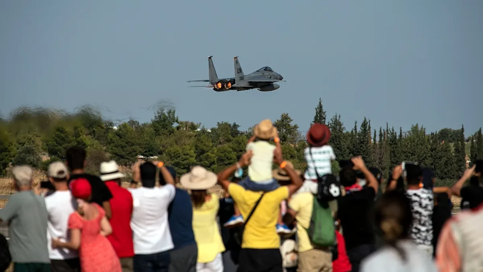 Queda de caça F-4 Phantom marca tragédia em festival aéreo na Grécia