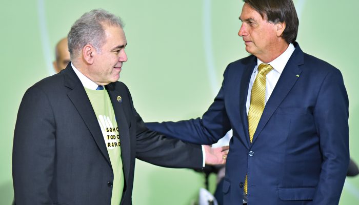 Queiroga se distancia de ataques a Fauci e destaca vacinação de Flávio Bolsonaro