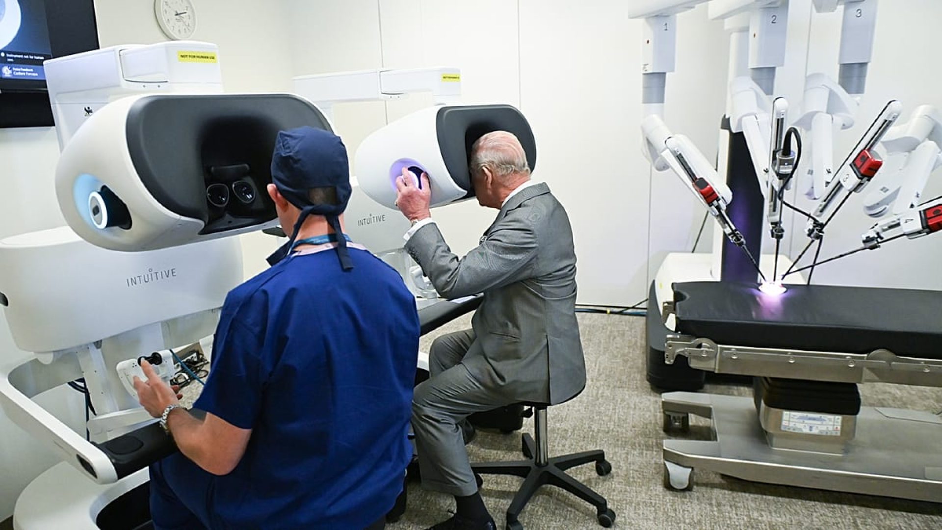 Reino Unido revoluciona cirurgias: NHS projeta futuro com robôs em 90% das operações