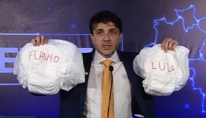 Renan Santos adota estratégia digital agressiva em debate para viralizar