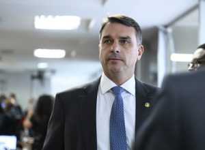 Senador agiliza processo eleitoral com pagamento antecipado de multa