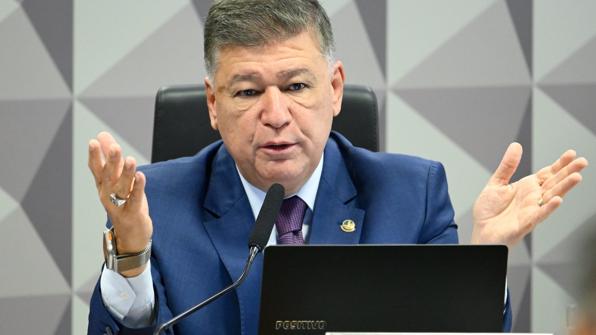 Senador de oposição articula CPI para apurar suposto tráfico de influência envolvendo filho de ex-presidente
