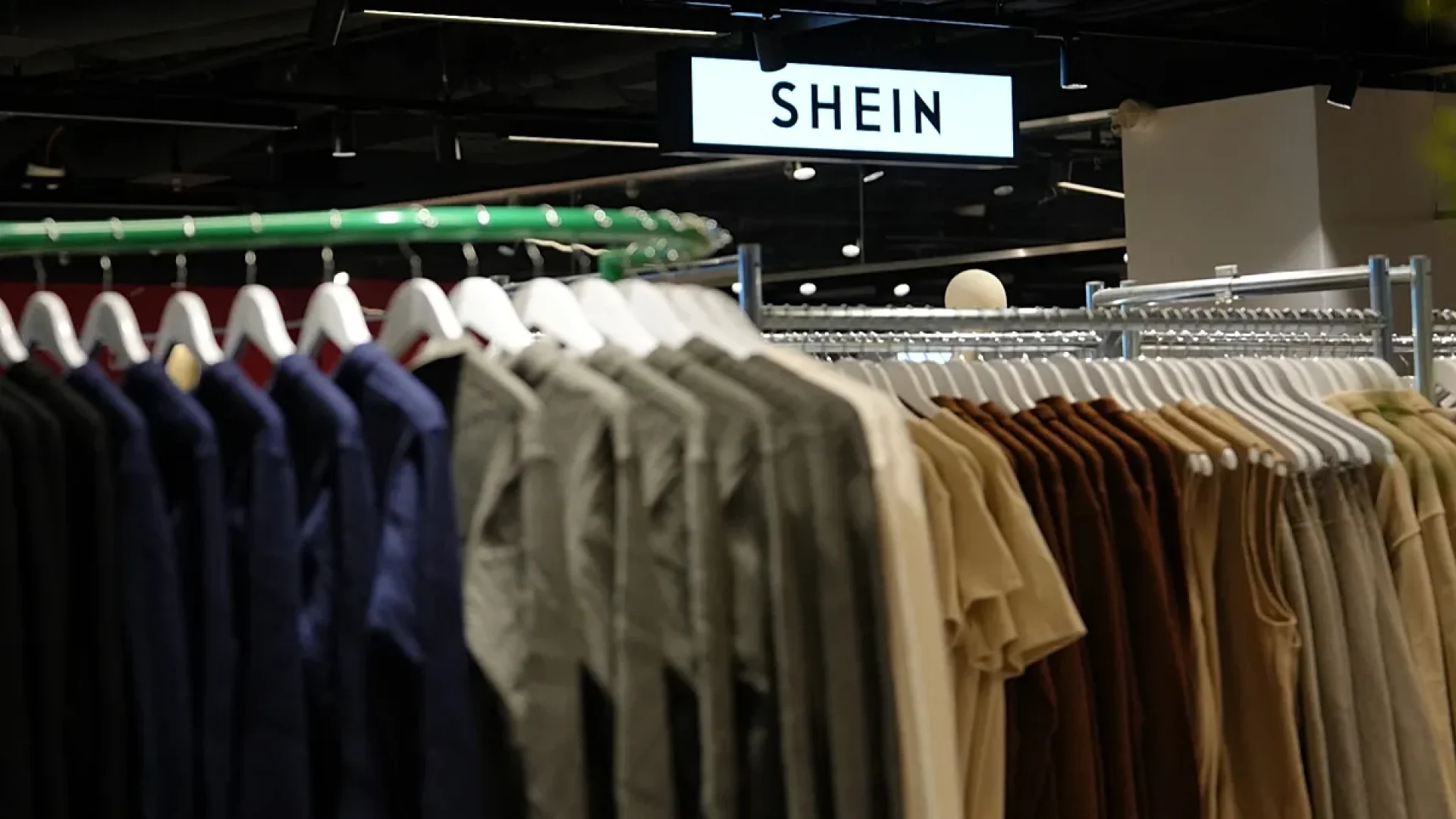 Shein enfrenta desvalorização acentuada em estreia na Bolsa de Hong Kong